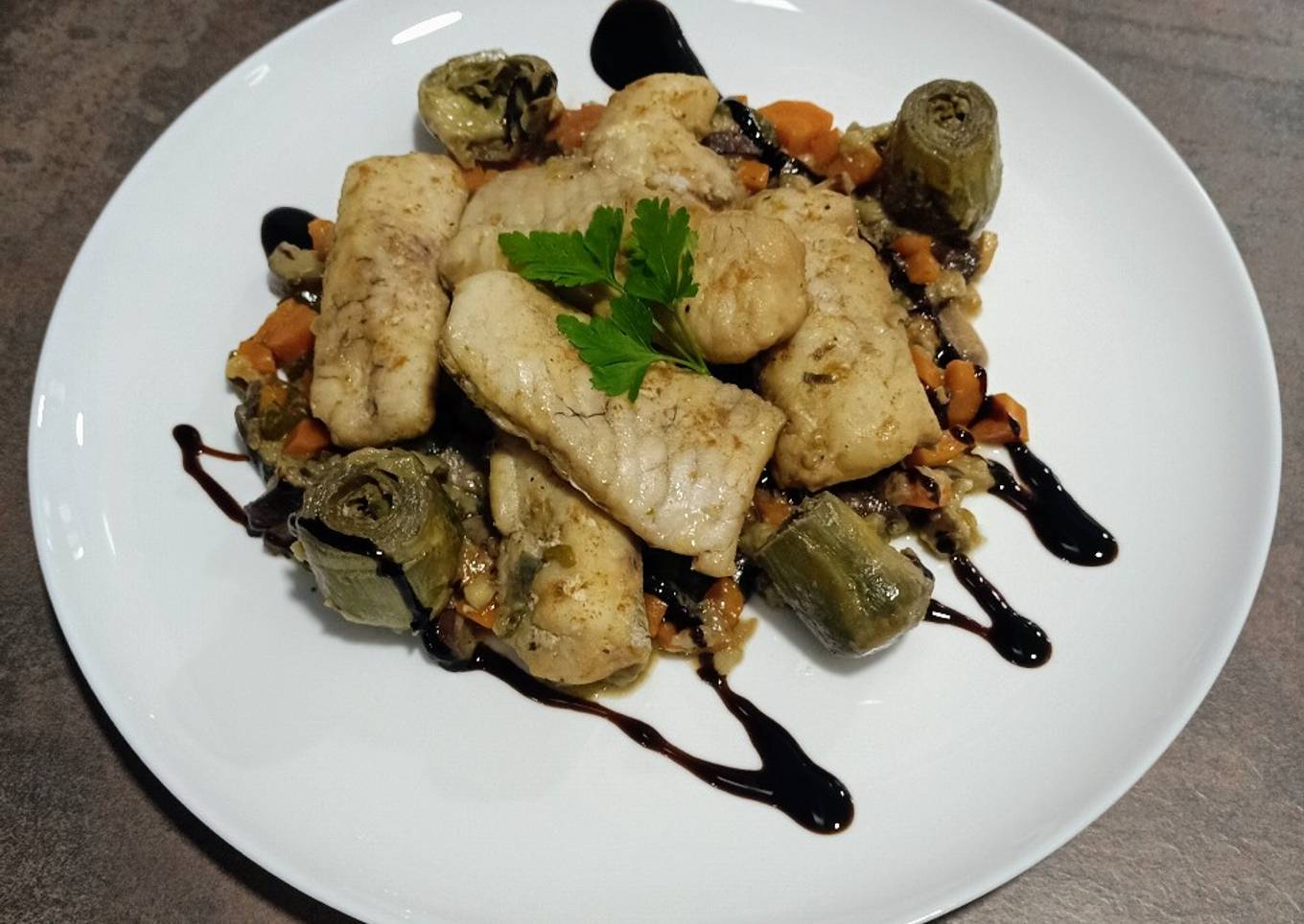 Ventresca de merluza con verduras, setas