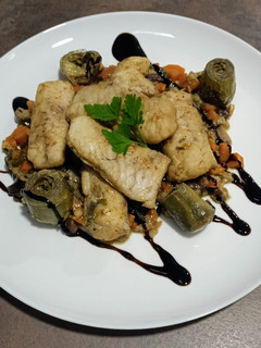 Una foto de Ventresca de merluza con verduras, setas