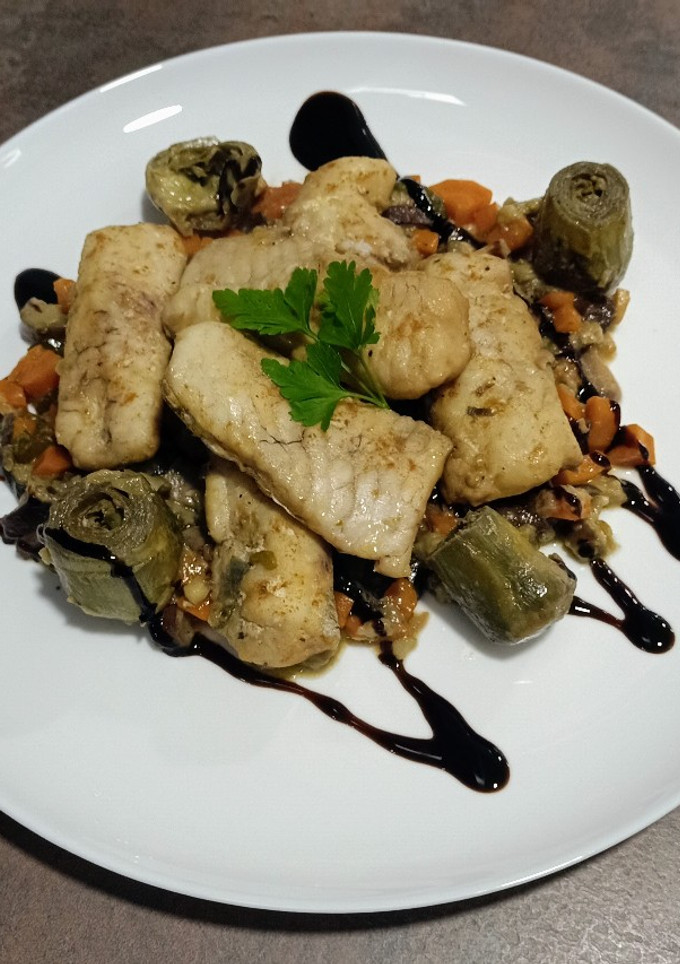 Una foto de Ventresca de merluza con verduras, setas