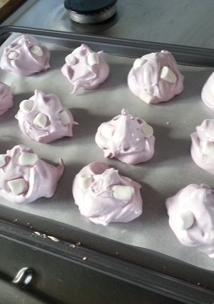A picture of strawberry marshmallow meringues.
