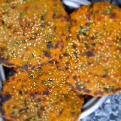 A picture of Methi na dhebra.