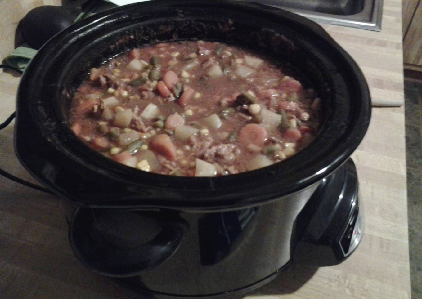 Slow cooker beef vegetable soup