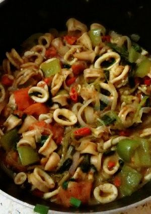 A picture of Calamari rings in mushroom&veggies.