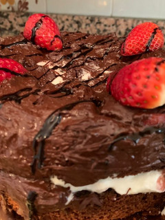 Una foto de Bizcocho de Colacao, nata, fresas y cobertura de chocolate