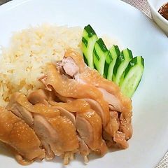 A picture of Truly Delicious Hainanese Chicken Rice (Khao Man Gai).