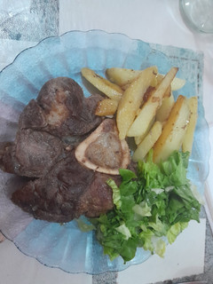 Una foto de Osobuco con papas al horno