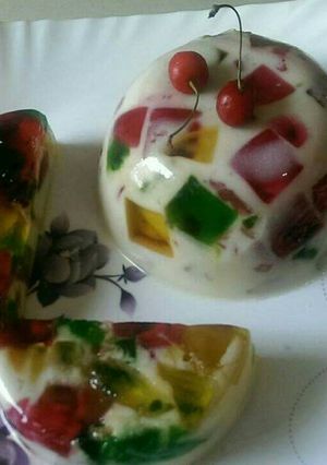 A picture of Broken Glass Jelly Pudding.