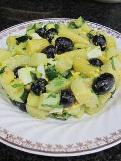 Una foto de Ensalada de patatas con mini mazorcas, calabacín y olivas negras