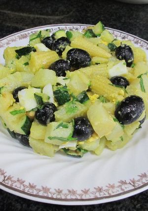 Foto principal de Ensalada de patatas con mini mazorcas, calabacín y olivas negras