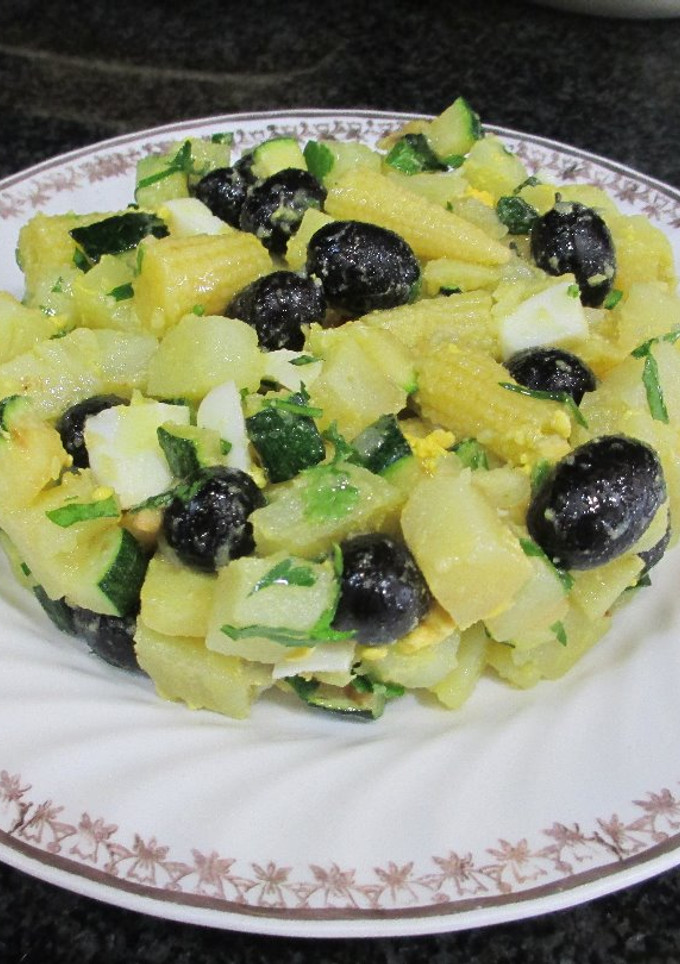 Una foto de Ensalada de patatas con mini mazorcas, calabacín y olivas negras