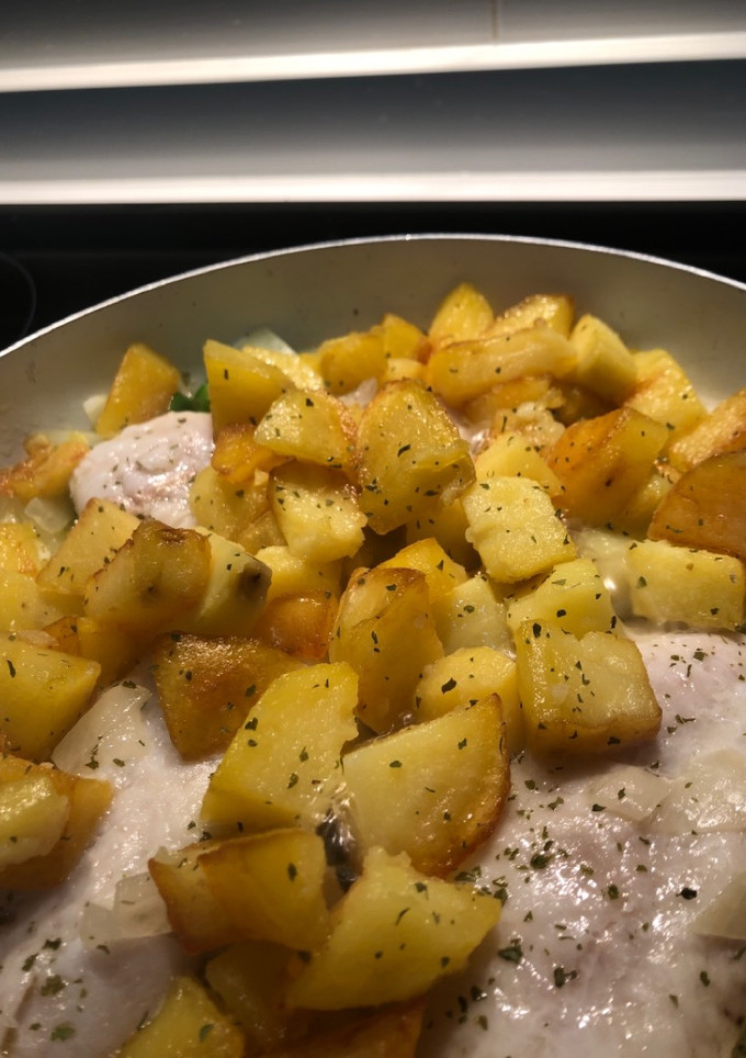 Una foto de Merluza con patatas