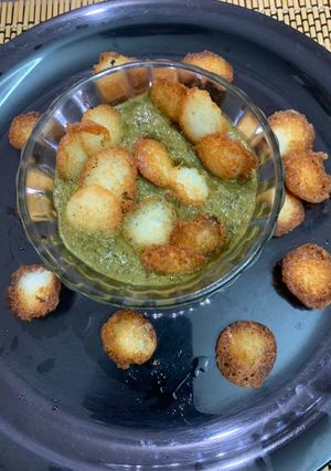 A picture of Fried idli in Palak gravy.