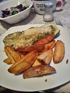 Una foto de Zapallo italiano Relleno con Papas rústicas fritas
