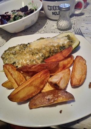 Una foto de Zapallo italiano Relleno con Papas rústicas fritas