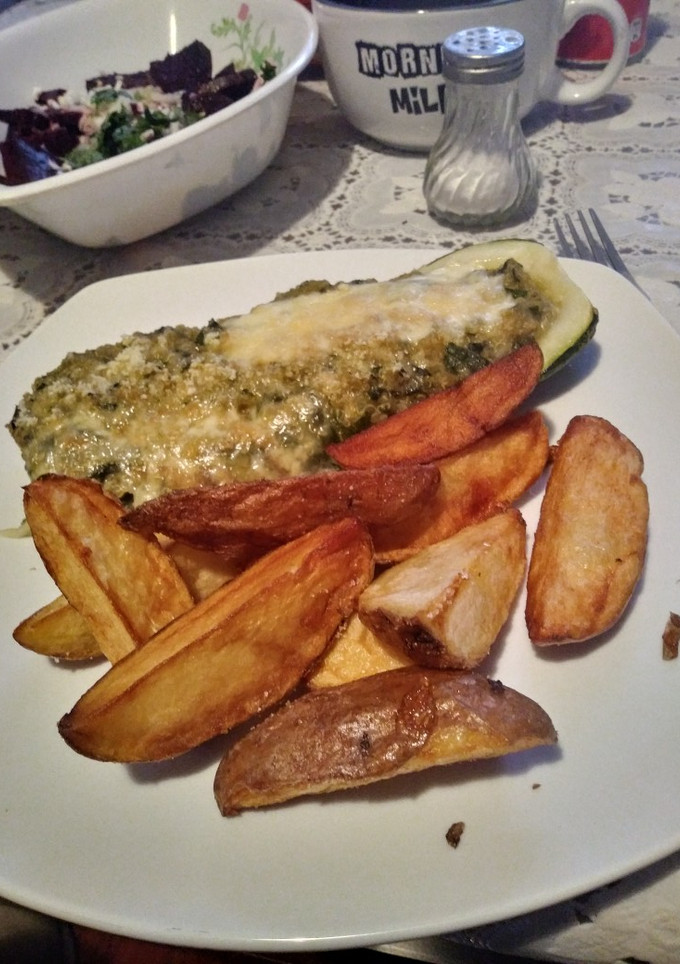 Una foto de Zapallo italiano Relleno con Papas rústicas fritas