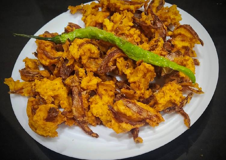 Step-by-Step Guide to Prepare Speedy Crunchy Onion Pakode Cooking Basics for Newbies
