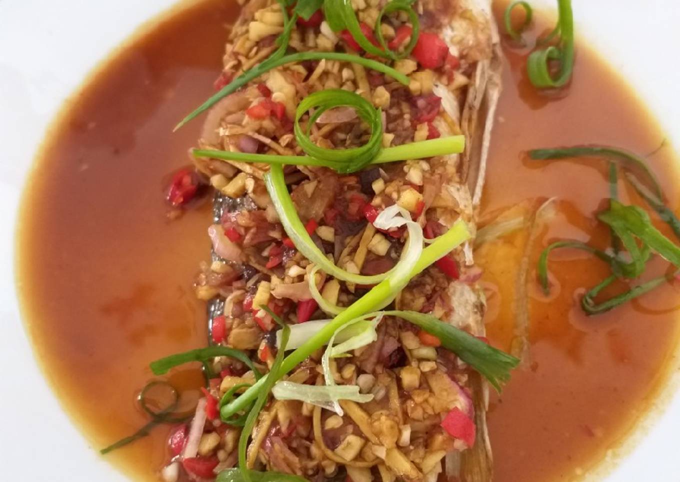 Ikan goreng saus asam pedas
