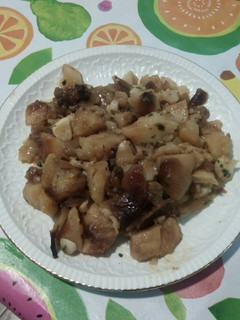 Una foto de Patatas y cebollas al horno con bacalao