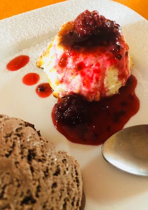 O poză a rețetei Mini cheesecake cu Oreo și sos de fructe de pădure.