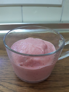 Una foto de Helado de frambuesas y plátano