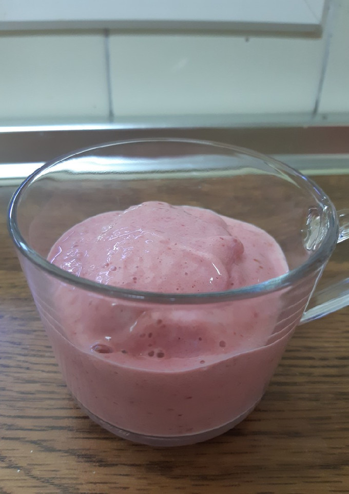 Una foto de Helado de frambuesas y plátano
