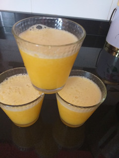 Una foto de Batido de naranja y pepinos