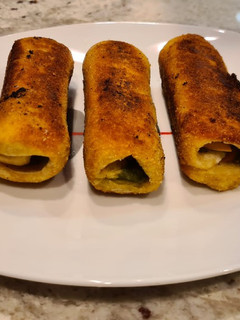 Una foto de Canutillos de pan de molde rebozados