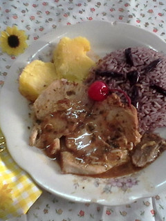 Una foto de Lechón a la hierbabuena con limón y guarnición de arroz al olivo