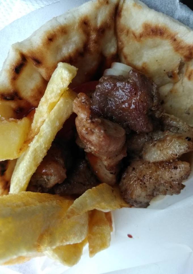 Популярний грецький фаст-фуд "піта гірос"