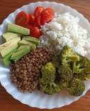 Almuerzo saludable de lentejas con verduras