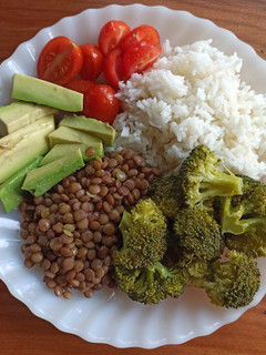Una foto de Almuerzo saludable de lentejas con verduras