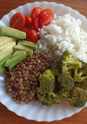 Una foto de Almuerzo saludable de lentejas con verduras