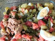 Una foto de decorar ensalada de tomate