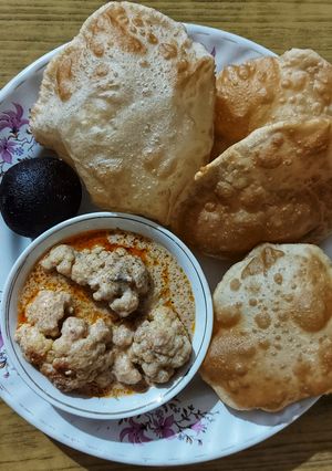 লুচি ও ফুলকপির রোস্ট (luchi o fulkopir roast recipe in Bengali) রেসিপির প্রধান ছবি