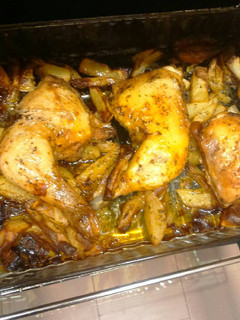 Una foto de Zancas de pollo con patatas al horno