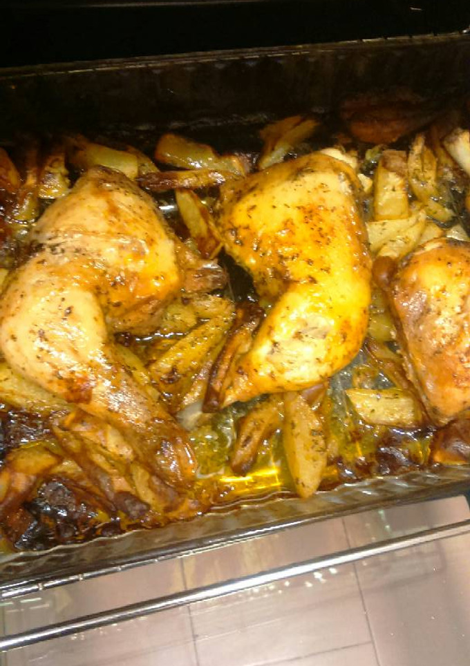 Una foto de Zancas de pollo con patatas al horno