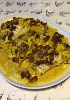 Une photo de Filets de cabillaud aux épices, crème de curcuma et tomates séchées
