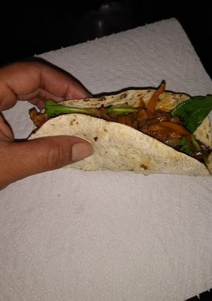 Una foto de Tacos de carne con vegetales