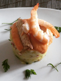 Una foto de Patatas aliñadas con salmorejo y gambas