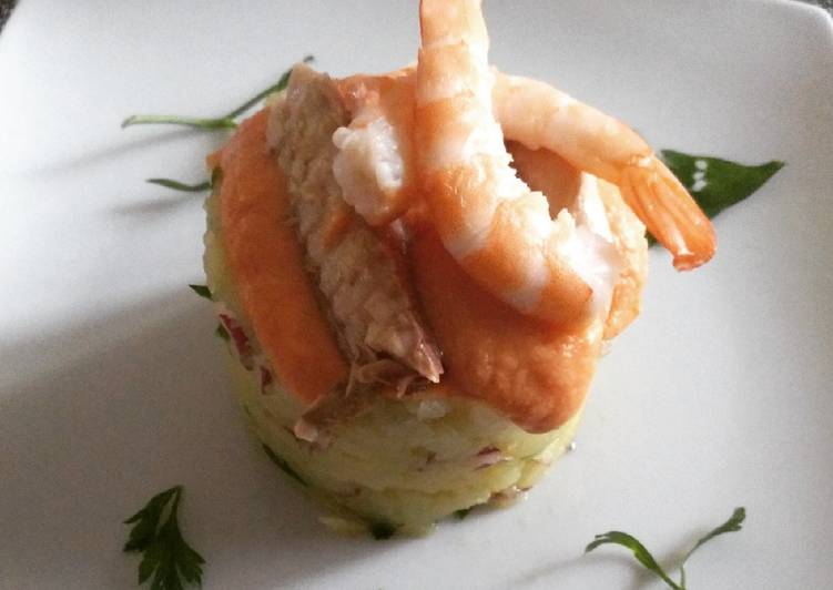 Patatas aliñadas con salmorejo y gambas