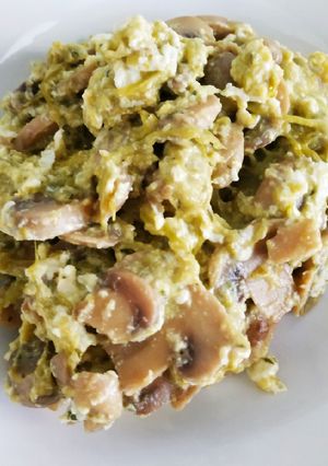 Una foto de Revuelto de ajetes, trigueros, champiñones y queso