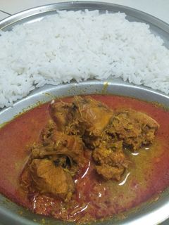 चिकन मालवणी रस्सा (chicken malvani rassa recipe in marathi) रेसिपी चे मुख्य फोटो