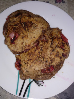 Una foto de Tortitas de espelta con frutos rojos y chocolate negro