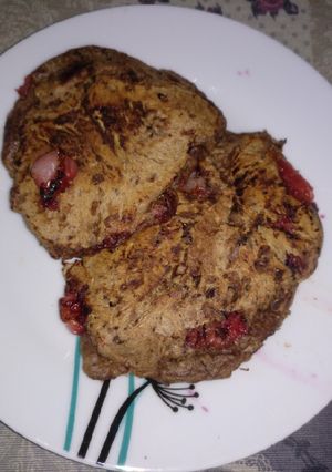 Una foto de Tortitas de espelta con frutos rojos y chocolate negro