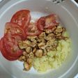 Ensalada de pechuga de pollo con patatas y tomate