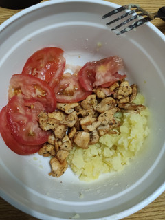 Una foto de Ensalada de pechuga de pollo con patatas y tomate