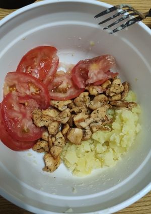 Una foto de Ensalada de pechuga de pollo con patatas y tomate