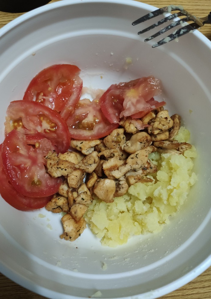 Una foto de Ensalada de pechuga de pollo con patatas y tomate