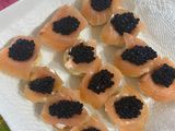 Volovanes de salmón y caviar