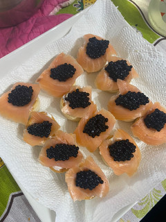 Una foto de Volovanes de salmón y caviar